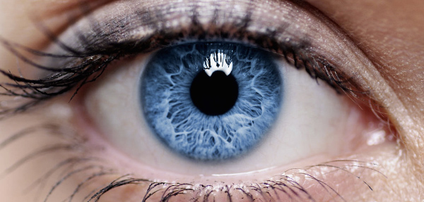 Gros plan d'un œil bleu avec des détails visibles dans l'iris et une pupille noire.
